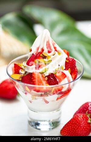 gelato alla fragola nel recipiente Foto Stock