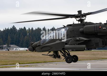 Kolin Schurter, un soldato assegnato a Delta Company, 1-229th Attack BN., 16th Combat Aviation Brigade siede sul sedile anteriore di un elicottero AH-64E Apache mentre decollerà alla base comune Lewis-McChord, Washington il 20 aprile 2022. L'Apache non ha arruolato membri dell'equipaggio che accompagnano l'aereo durante il volo, rendendo questa ricompensa per i soldati ad alte prestazioni un evento speciale e non comune. Foto Stock