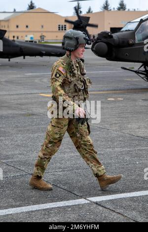 Kolin Schurter, un soldato assegnato a Delta Company, 1-229th attacco BN., 16th Brigida di Aviazione di combattimento si prepara a guidare in un elicottero AH-64E Apache alla base congiunta Lewis-McChord, Washington il 20 aprile 2022. L'Apache non ha arruolato membri dell'equipaggio che accompagnano l'aereo durante il volo, rendendo questa ricompensa per i soldati ad alte prestazioni un evento speciale e non comune. Foto Stock