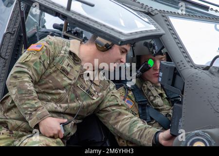 Kolin Schurter, un soldato assegnato a Delta Company, 1-229th attacco BN., 16th Brigida di Aviazione di combattimento si prepara a guidare in un elicottero AH-64E Apache alla base congiunta Lewis-McChord, Washington il 20 aprile 2022. L'Apache non ha arruolato membri dell'equipaggio che accompagnano l'aereo durante il volo, rendendo questa ricompensa per i soldati ad alte prestazioni un evento speciale e non comune. Foto Stock