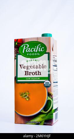 NORWALK, CT, USA - 4 GENNAIO 2023: Confezione di brodo vegetale da Pacific Food isolato su bianco Foto Stock