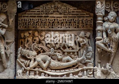 27 Gen 2010 sculture di Dio e delle dee al pozzo di steppa Rani ki vav, un sito storico costruito in modo complesso a Gujarat, India. Patrimonio mondiale dell'UNESCO Foto Stock