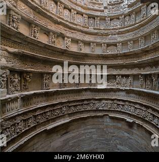 27 Gen 2010 sculture di Dio e delle dee al pozzo di steppa Rani ki vav, un sito storico costruito in modo complesso a Gujarat, India. Patrimonio mondiale dell'UNESCO Foto Stock