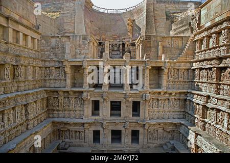 27 Gen 2010 sculture di Dio e delle dee al pozzo di steppa Rani ki vav, un sito storico costruito in modo complesso a Gujarat, India. Patrimonio mondiale dell'UNESCO Foto Stock