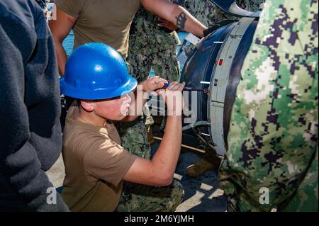 PERTH, Australia (20 aprile 2022) – Gunner’s Mate 3rd Class Zachary Palmer, di Oxford, Massachusetts, assegnato all’asta sottomarina di Emory S. terra USS Frank Cable (COME 40), Partecipa a un allenamento di gestione delle armi con una forma di allenamento Tomahawk a bordo della nave presso la base navale HMAS Stirling, a Garden Island, al largo della costa di Perth, Australia, il 20 aprile 2022. Frank Cable è attualmente in pattuglia che conduce la manutenzione e la logistica di spedizione a sostegno della sicurezza nazionale nel settore delle operazioni della flotta degli Stati Uniti 7th. Foto Stock