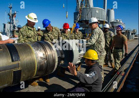 PERTH, Australia (20 aprile 2022) – marinai e marinai militari del comando Sealift della pubblica amministrazione assegnati all'asta sottomarina di Emory S. di classe terrestre USS Frank Cable (AS 40) Partecipa a un allenamento di gestione delle armi con una forma di allenamento Tomahawk a bordo della nave presso la base navale HMAS Stirling, a Garden Island, al largo della costa di Perth, Australia, il 20 aprile 2022. Frank Cable è attualmente in pattuglia che conduce la manutenzione e la logistica di spedizione a sostegno della sicurezza nazionale nel settore delle operazioni della flotta degli Stati Uniti 7th. Foto Stock