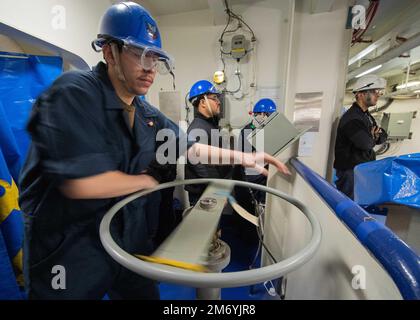 La Mate 3rd Class Inecio Robles di Boatswain, a sinistra, da Burien, Washington, assegnata al reparto coperta della USS Gerald R. Ford (CVN 78), rilascia il freno di ancoraggio nel disco durante un’evoluzione di ancoraggio di precisione, il 20 aprile 2022. Ford è in corso nell’Oceano Atlantico per la conduzione delle qualifiche dei vettori e l’integrazione dei gruppi di sciopero come parte della fase di base su misura della nave prima dello spiegamento operativo. Foto Stock