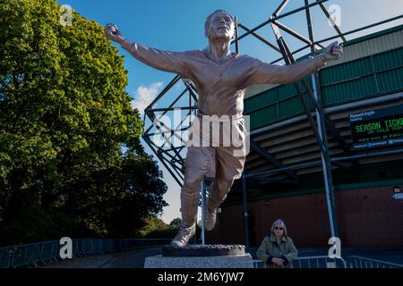 Statua di John Francis Leslie dell'artista Andy Edwards, che avrebbe dovuto essere il primo calciatore nero dell'Inghilterra. Foto Stock