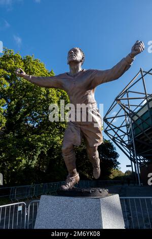 Statua di John Francis Leslie dell'artista Andy Edwards, che avrebbe dovuto essere il primo calciatore nero dell'Inghilterra. Foto Stock