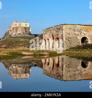 Giorno Vista estiva del Castello di Lindisfarne, Holy Island, Northumberland, Inghilterra, Regno Unito Foto Stock