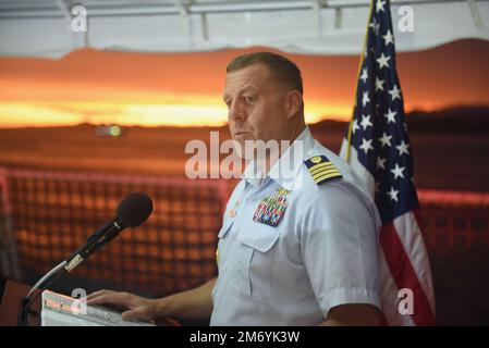 Capt. Blake Novak, comandante, Stati Uniti La Guardia Costiera Cutter Munro, si rivolge ai media durante una visita a Suva, Fiji durante l'operazione Blue Pacific, 20 aprile 2022. L'equipaggio degli Stati Uniti La Guardia Costiera Cutter Munro ha visitato il Porto di Suva, Fiji Mercoledì-Sabato, 20-24 Aprile, come parte dell'operazione Blue Pacific. (Foto della Guardia Costiera di Petty Officer 1st Classe Nate Littlejohn) Foto Stock