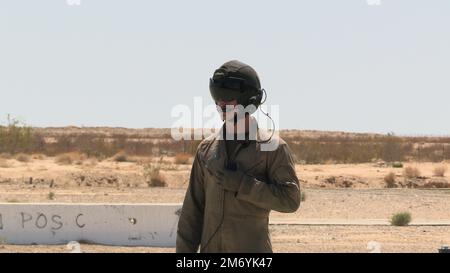 STATI UNITI Robert Wills, un capo dell'equipaggio con Marine Heavy Helicopter Squadron (HMH) 464, osserva un'esercitazione di rifornimento di terra condotta dall'aria al Marine Corps Air Ground Combat Center Twentynine Palms, California, 20 aprile 2022. HMH-464 e altri squadroni assegnati a 2nd Marine Aircraft Wing (MAW) addestrati per l'integrazione e il supporto delle unità Marine Ground durante l'esercitazione SLTE (Service Level Training Exercise) 3-22. SLTE è una serie di esercizi ideati per preparare i Marines alle operazioni in tutto il mondo. 2nd MAW è l'elemento di combattimento aereo della II Marina Expeditionary Force. Foto Stock