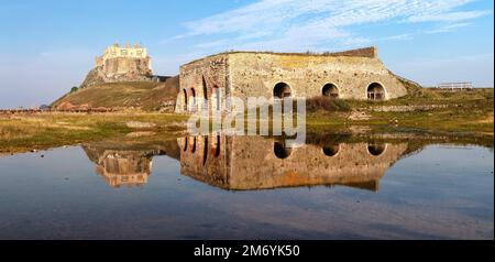 Giorno Vista estiva del Castello di Lindisfarne, Holy Island, Northumberland, Inghilterra, Regno Unito Foto Stock