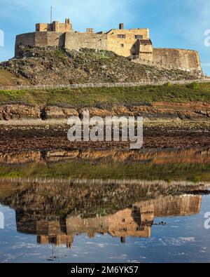 Giorno Vista estiva del Castello di Lindisfarne, Holy Island, Northumberland, Inghilterra, Regno Unito Foto Stock