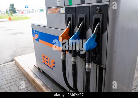 Milano, Italia - 5 maggio 2022: Pompe di alimentazione nella stazione di servizio self service IP in Italia. Foto Stock