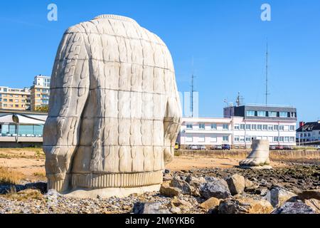 Due grandi sculture in cemento raffiguranti un maglione a maglia e un piede umano, di Daniel Dewar e Gregory Gicquel, a Saint-Nazaire, Francia. Foto Stock