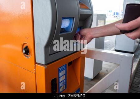 Milano, Italia - 5 maggio 2022: Stazione di servizio self service IP in Italia. Uomo che paga il carburante. Foto Stock