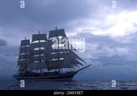 Nave alta russa Mir, partenza gara Santander, 2002 Foto Stock