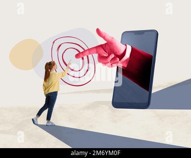 Mano maschile che esce dal telefono enorme e che indica la giovane ragazza. Collage d'arte contemporanea. Concetto di test di una nuova app mobile, obiettivi, studio Foto Stock