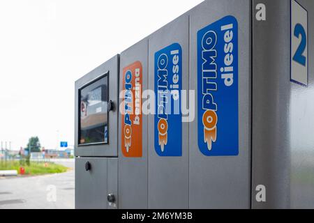 Milano, Italia - 5 maggio 2022: Stazione di servizio self service IP in Italia. Foto Stock