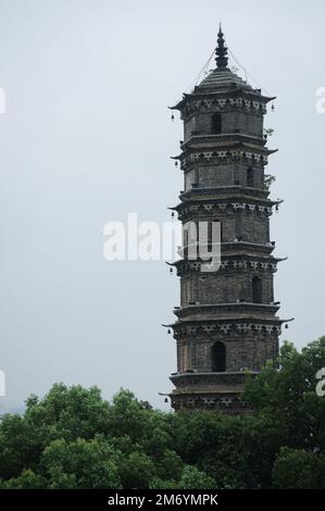 Una foto verticale della Pagoda di Dashan a Shaoxing, provincia di Zhejiang, Cina. Foto Stock