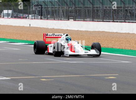 Dimostrazione in pista ospitata da Ignition GP 90s F1, di una McLaren 1992 MP4/7 al Silverstone Classic 2022 Foto Stock