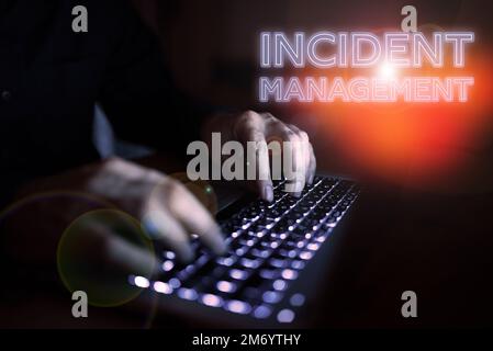 Firma che visualizza Incident Management. Parola scritta sulla procedura per restituire il Servizio a normali rischi corretti Foto Stock