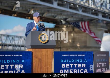 Covington, Stati Uniti d'America. 04th Jan, 2023. Covington, Stati Uniti d'America. 04 gennaio 2023. Il presidente degli Stati Uniti Joe Biden esprime le proprie osservazioni davanti al Brent Spence Bridge mentre mette in evidenza il suo piano di infrastrutture bipartisan, il 4 gennaio 2023 a Covington Kentucky. La Biden-Harris Administration ha stanziato $1,63 miliardi di dollari per costruire un ponte per sbloccare il traffico con il collegamento stradale critico tra Kentucky e Ohio. Credit: Adam Schultz/White House Photo/Alamy Live News Foto Stock