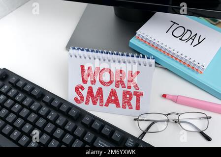 Segnale che mostra Work Smart. Idea di business capire per raggiungere gli obiettivi nel modo più efficiente Foto Stock