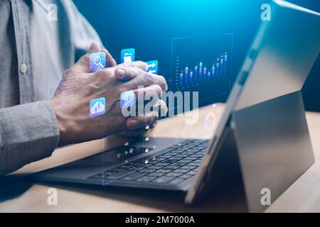 Rapporto grafico dell'analisi dei dati finanziari aziendali con KPI, uomo che utilizza un computer portatile. Sistema di gestione dei dati su computer e metriche connesse a da Foto Stock