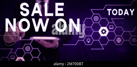 Ispirazione che mostra i Saldi dei cartelli ora disponibili. Word per sconti e offerte promozionali di vendita al dettaglio Foto Stock