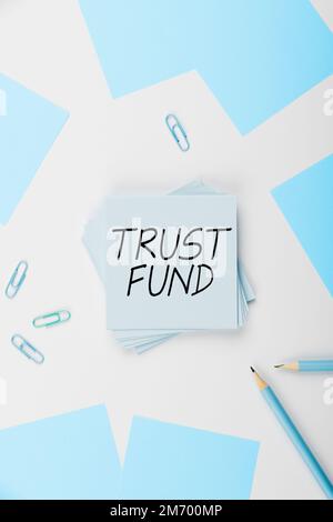 Scrittura con testo Trust Fund. Il concetto di denaro di Internet che è detenuto dai fiduciari per i beneficiari Foto Stock