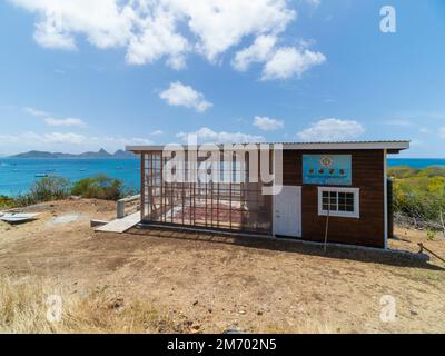 Mayreau, Grenadine, isola caraibica. Impianto di essiccazione delle alghe, trasforma le alghe raccolte in commestibili. Foto Stock