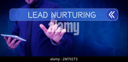 Scrittura manuale Lead Nurturing. Metodo di concetto del Internet di costruzione di un rapporto con i clienti potenziali Foto Stock