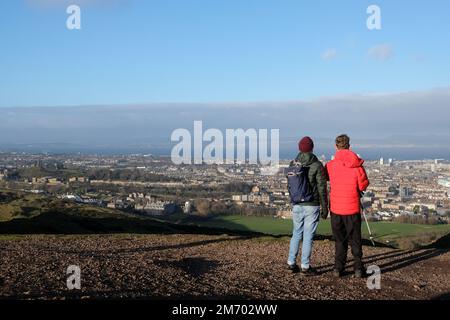 Edimburgo, Scozia, Regno Unito. 6th gennaio 2023. Vento freddo e clima mutevole con un po' di sole sulla Arthur's Seat. Vista verso nord sulla città verso il Forth Estuary. Credit: Craig Brown/Alamy Live News Foto Stock