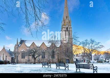 Ballater Aberdeenshire Scozia inverno con neve e Glenmuich Chiesa Foto Stock