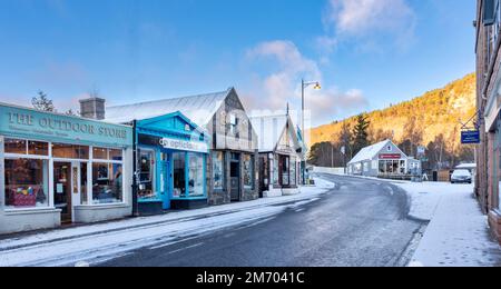 Ballater Aberdeenshire Scozia inverno con negozi di neve in cima a Bridge Street e Braemar Road Foto Stock