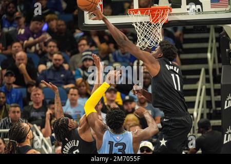 Orlando, Florida, USA, 5 gennaio 2023, L'Orlando Magic Center Mo Bamba #11 blocca un tiro all'Amway Center. (Foto di credito: Marty Jean-Louis) Foto Stock