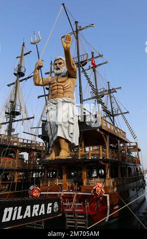 ALANYA, ANTALYA, TURCHIA-OTTOBRE 03: Nave pirata con statua di Nettuno al Porto di Alanya. Ottobre 03,2022 ad Alanya, Antalya, Turchia Foto Stock