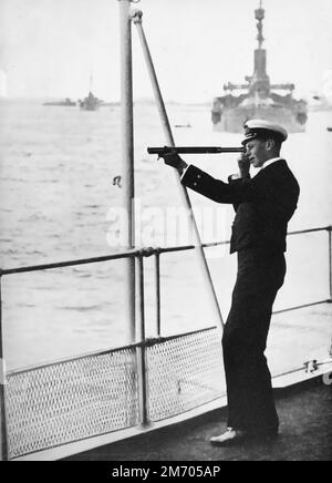 Midshipman, Prince Albert, Watching the Spithead Review, luglio 1914. Il futuro re Giorgio VI (1895-1952) guarda alla mobilitazione della flotta della Royal Navy. Dal 18th al 20th luglio 1914, la flotta navale del Regno Unito fu mobilitata per la prima guerra mondiale Foto Stock