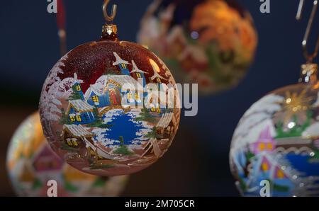 Decorazioni natalizie esposte in uno stand nella Piazza della Città Vecchia di Praga presso il mercatino di Natale. Foto Stock