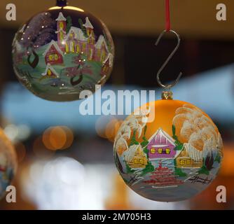 Decorazioni natalizie esposte in uno stand nella Piazza della Città Vecchia di Praga presso il mercatino di Natale. Foto Stock