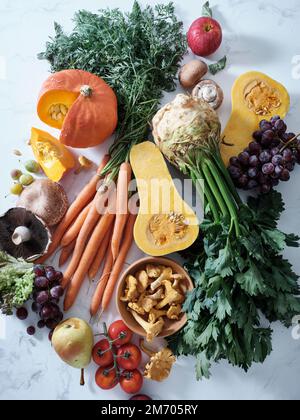 Cibo vegetariano sano di stagione. Piatto di verdure autunnali, frutta e funghi dal mercato locale. Ingredienti vegani Foto Stock