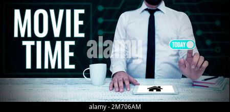 Segno che mostra l'ora del filmato. Foto concettuale l'ora programmata o effettiva in cui inizia uno spettacolo o un film Foto Stock