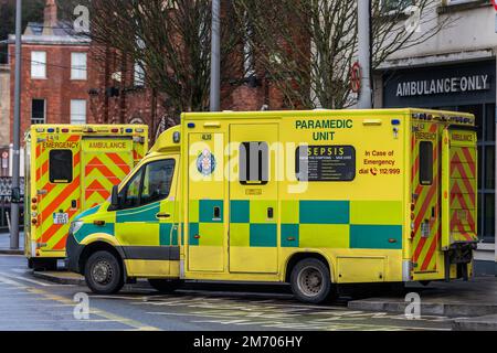 Cork, Irlanda. 6th Jan, 2023. La crisi sovraffollante dell'ospedale continua e sembra che peggiorerà prima che migliori. Ambulanze accodate al Mercy Hospital, Cork oggi, come il de è allungato ai limiti. Credit: AG News/Alamy Live News Foto Stock