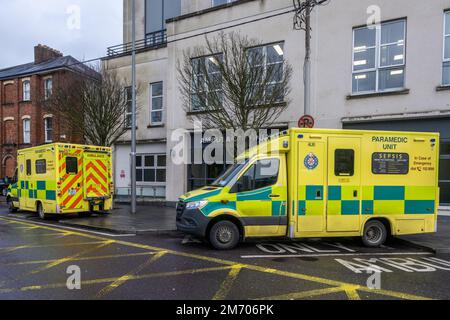 Cork, Irlanda. 6th Jan, 2023. La crisi sovraffollante dell'ospedale continua e sembra che peggiorerà prima che migliori. Ambulanze accodate al Mercy Hospital, Cork oggi, come il de è allungato ai limiti. Credit: AG News/Alamy Live News Foto Stock