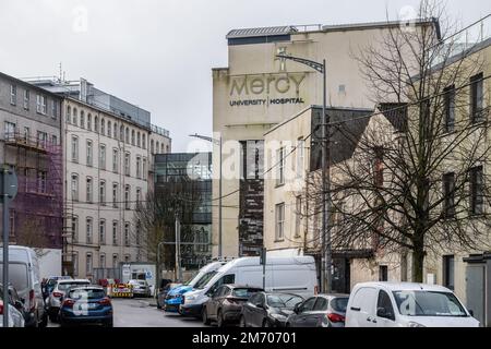 Cork, Irlanda. 6th Jan, 2023. La crisi sovraffollante dell'ospedale continua e sembra che peggiorerà prima che migliori. Ambulanze accodate al Mercy Hospital, Cork oggi, come il de è allungato ai limiti. Credit: AG News/Alamy Live News Foto Stock