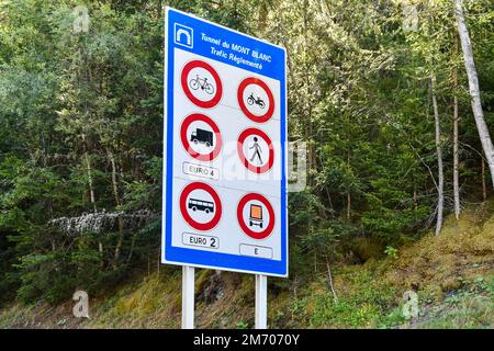 Cartello stradale che indica la regolamentazione del traforo del Monte Bianco, Chamonix, alta Savoia, Francia Foto Stock
