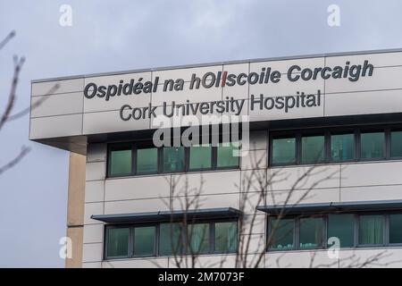 Cork, Irlanda. 6th Jan, 2023. La crisi sovraffollante dell'ospedale continua e sembra che peggiorerà prima che migliori. Il CUH è attualmente l'ospedale più affollato del paese. Credit: AG News/Alamy Live News Foto Stock