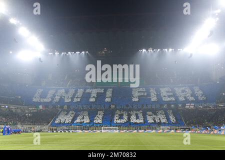 Milano, Italia. 04th Jan, 2023. Italia, Milano, 4 2023 gennaio: coreografia dei sostenitori di fc Inter negli stand precedenti il calcio d'inizio durante la partita di calcio FC INTER vs SSC NAPOLI, Serie A 2022-2023 day16 stadio San Siro (Photo by Fabrizio Andrea Bertani/Pacific Press/Sipa USA) Credit: Sipa USA/Alamy Live News Foto Stock